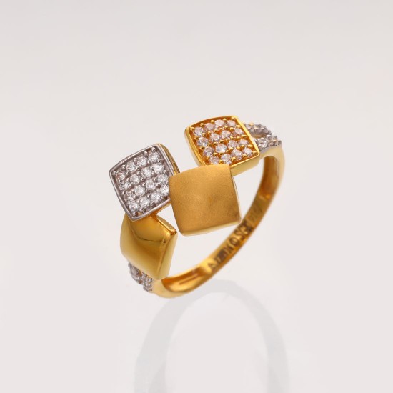 Stone Ladies Finger Ring